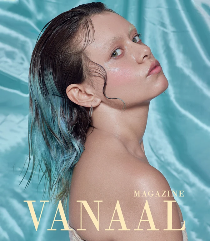 Fotografía beauty de mujer de cabello corto con maquillaje azul