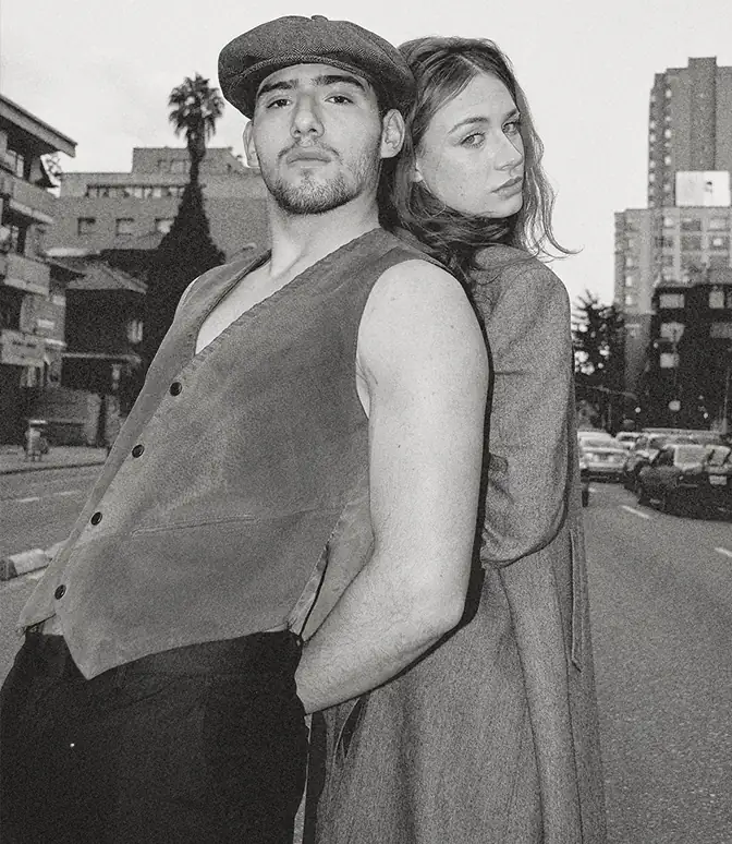 Fotografía editorial de una pareja dandose la espalda en mitad de la calle