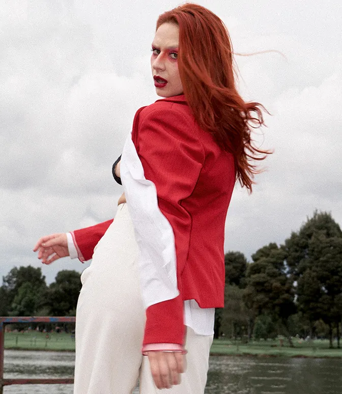 Fotografía editorial de mujer con saco rojo y maquillaje ahumado rojo