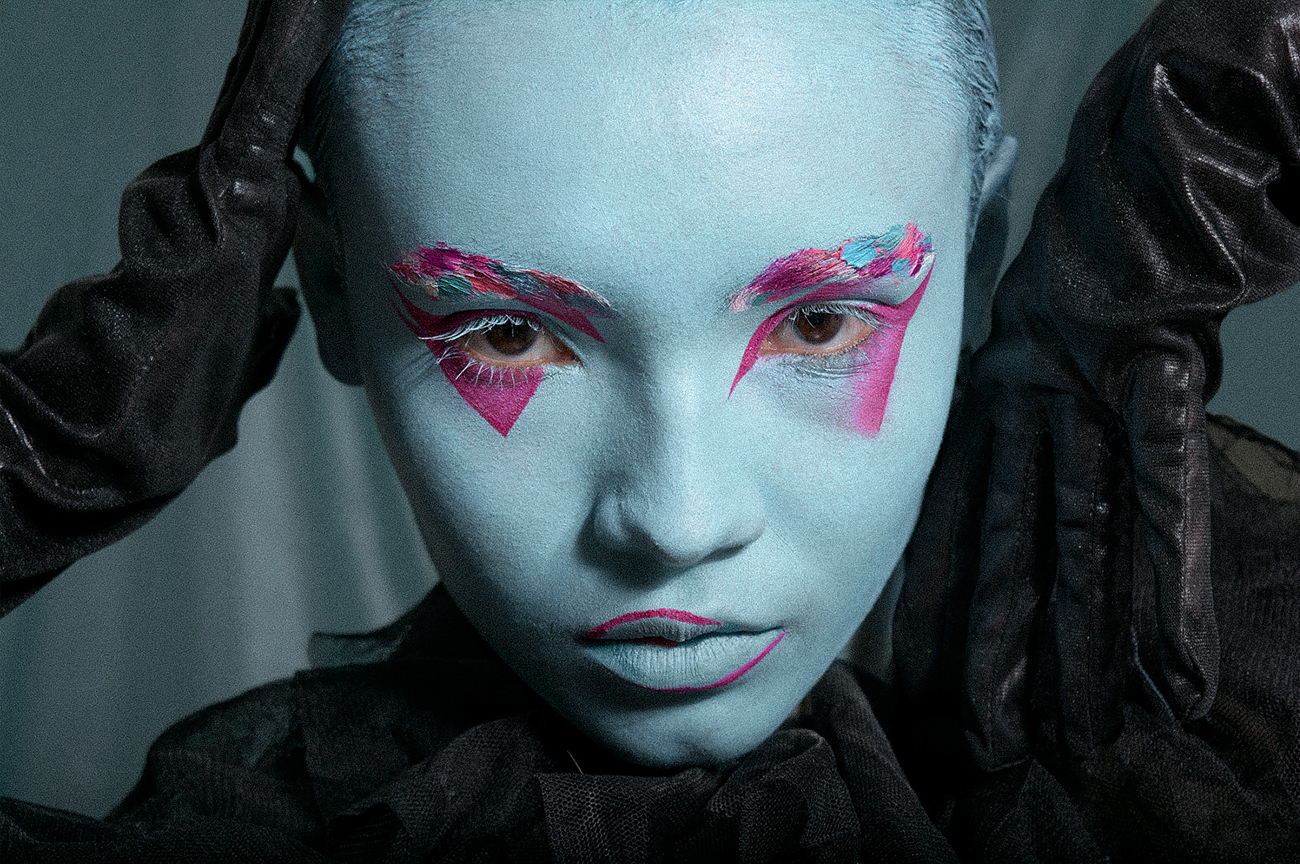 Portada editorial beauty maquillaje artístico de color azul