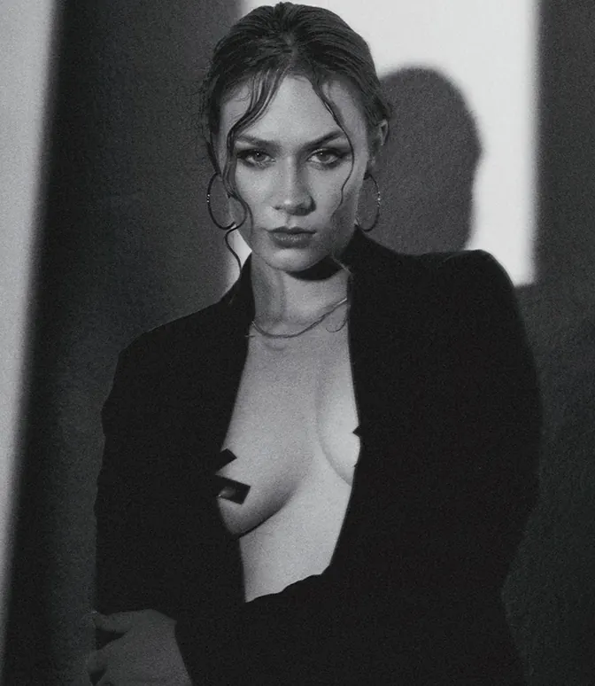 Fotografía beauty de mujer mirando fijamente a la cámara