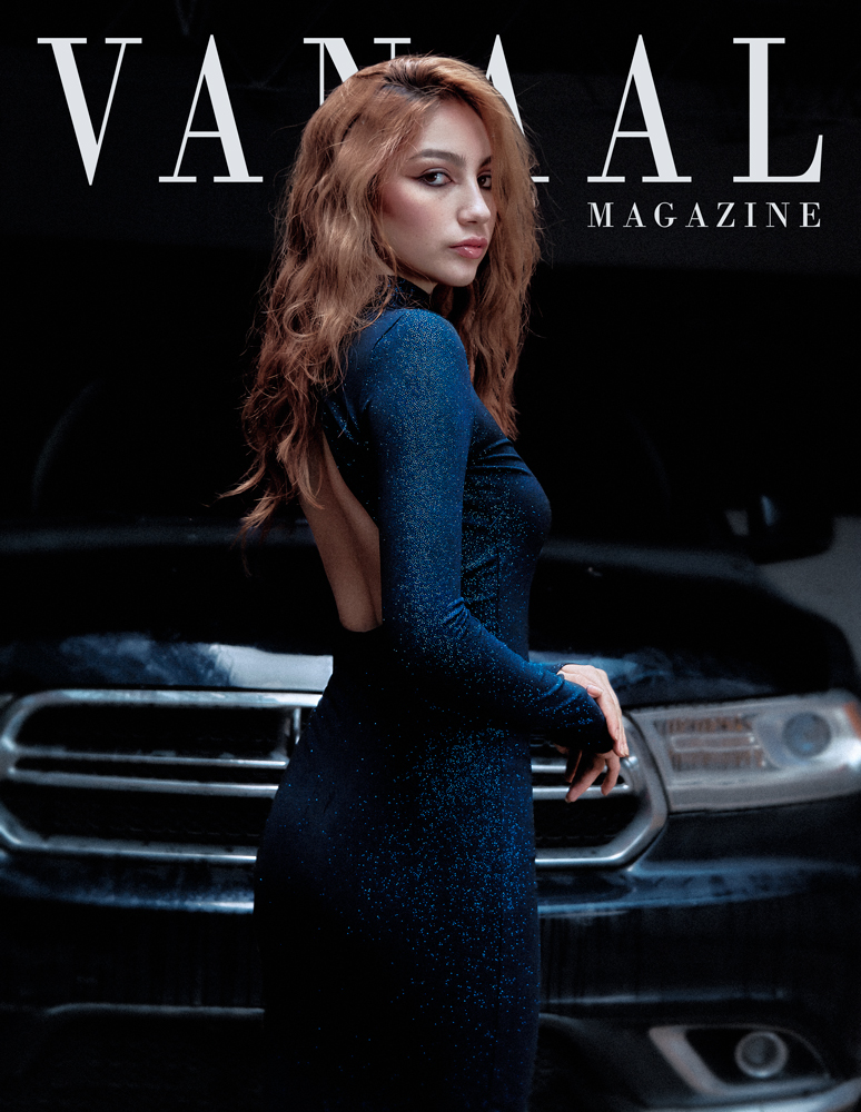 Portada editorial mujer elegante con camioneta azul detrás de ella.