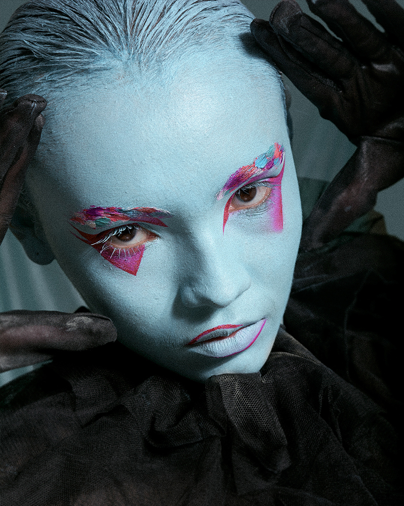 Portada editorial beauty maquillaje artístico de color azul