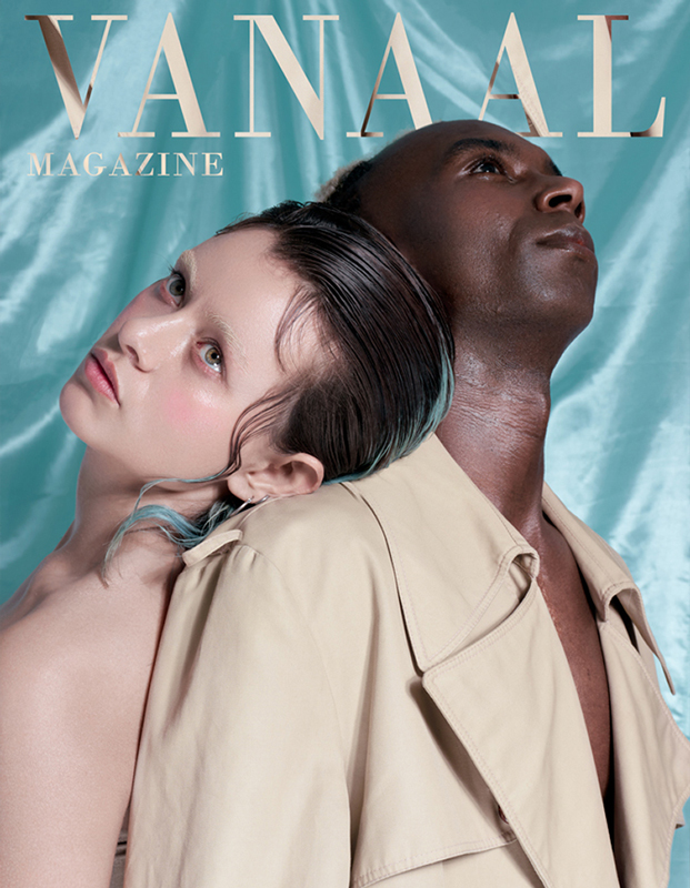 Portada editorial mujer con abrigo de peluce blanco y vestido de espejos circulares