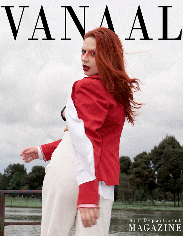 Portada editorial mujer de espaldas, con saco rojo, girando para mirar a la cámara