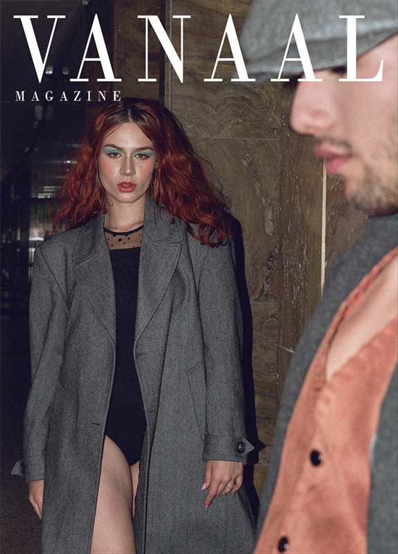 Portada editorial mujer con gabán gris y botas largas hasta las rodillas, mirando fijamente a la cámara