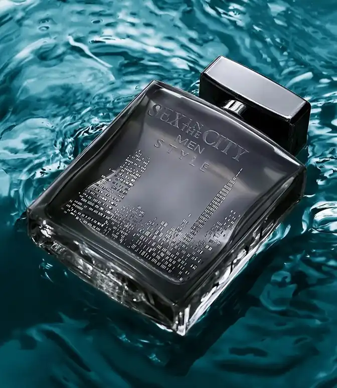 Fotografía de producto de un perfume en un estanque de agua