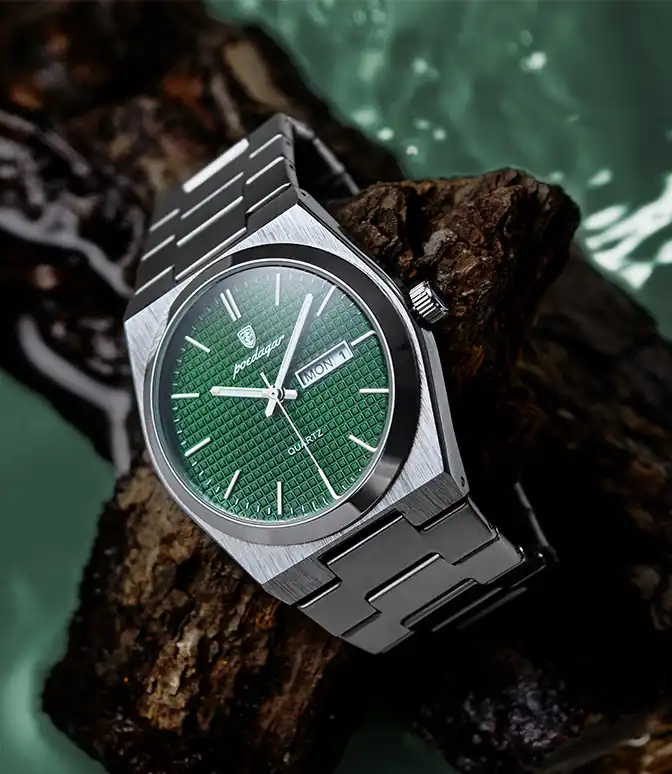 Reloj plteado con esfera verde oscuro, en un palo de madera
