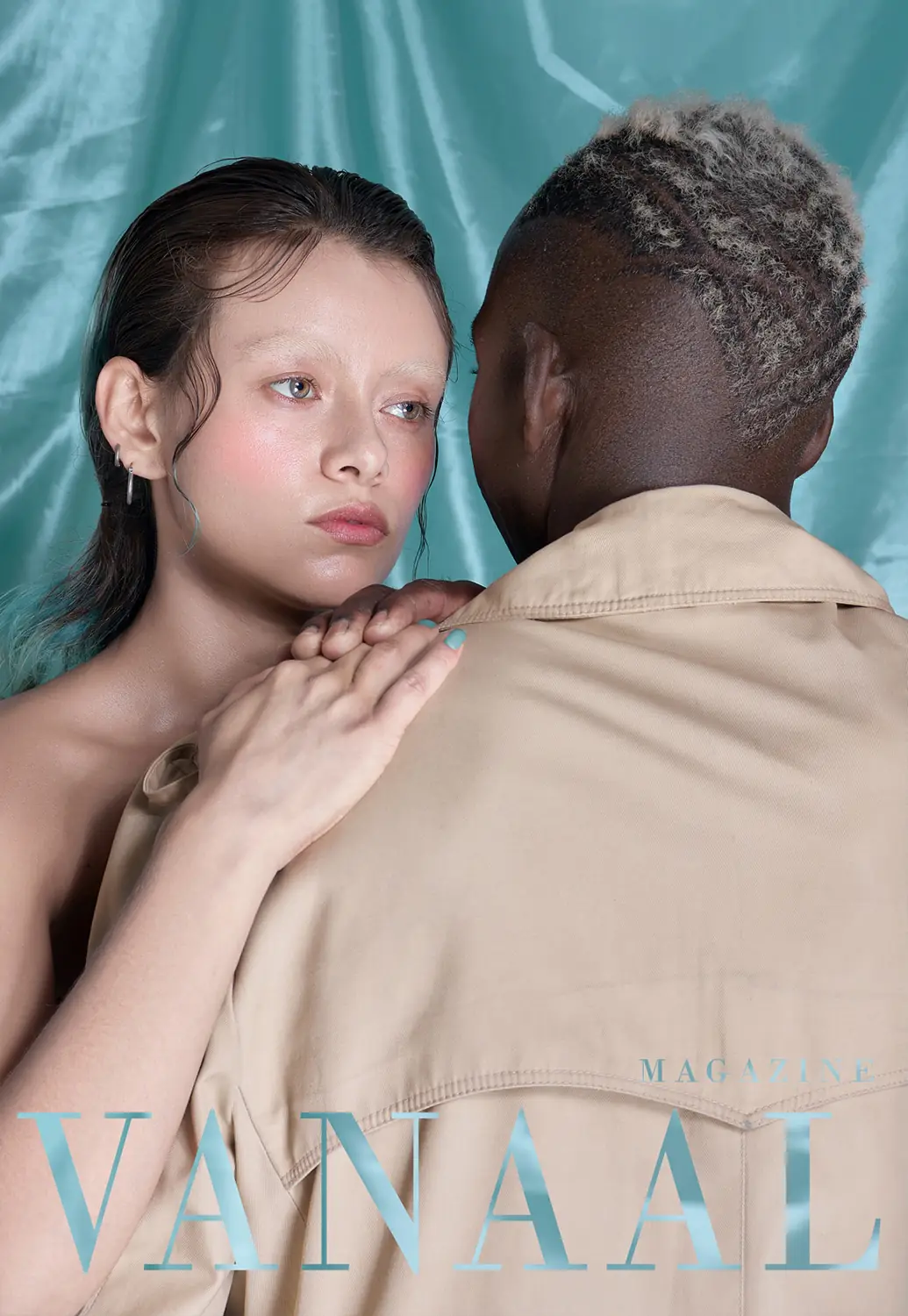 Fotografía editorial de mujer mirando el horizonte, recarga en el hombro de un hombre que da la espalda a la cámara