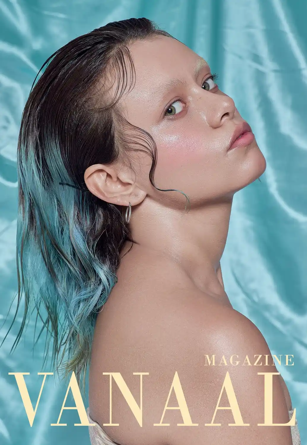 Fotografía Beauty de mujer de piel blanca y cabello de color azul