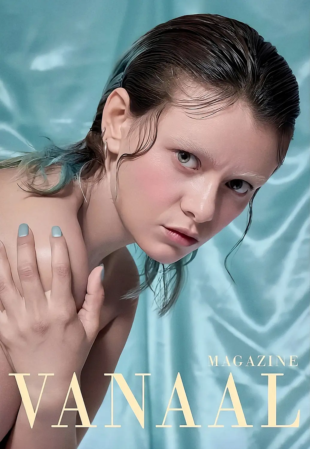 Fotografía Beauty de mujer de piel blanca y cabello de color azul con la mano en su hombro desnudo