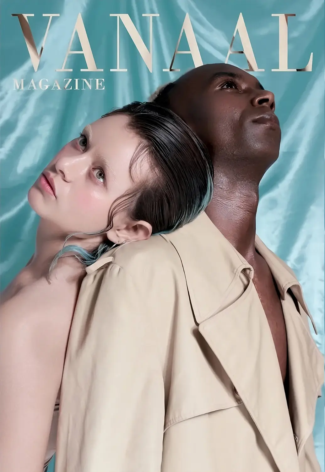 Fotografía editorial de una mujer y un hombre mirando hacia arriba, ella con su cabeza apoyada en el hombro de él