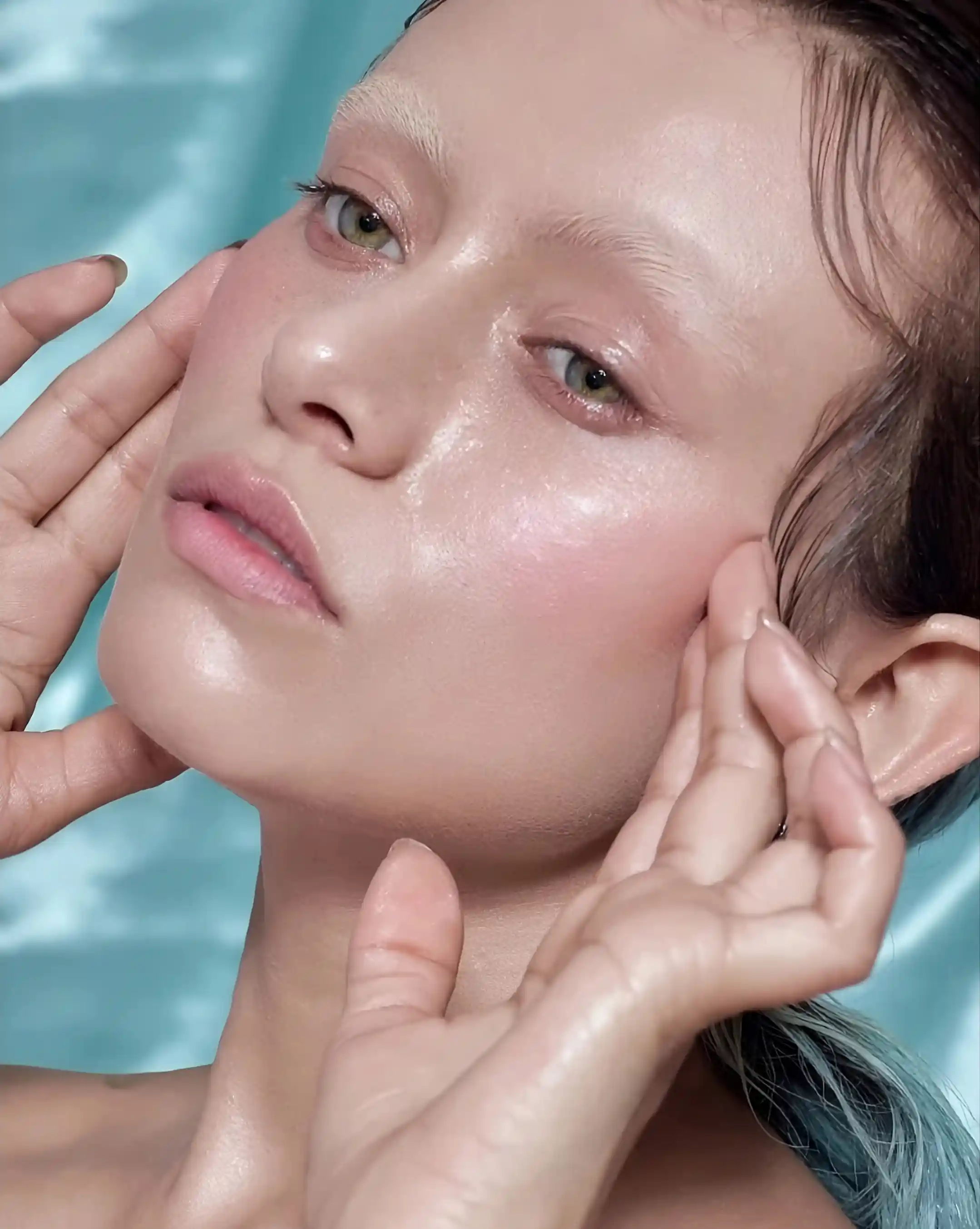 Fotografía Beauty de mujer con maquilla estilo nude, con sus dedos tocando el rostro