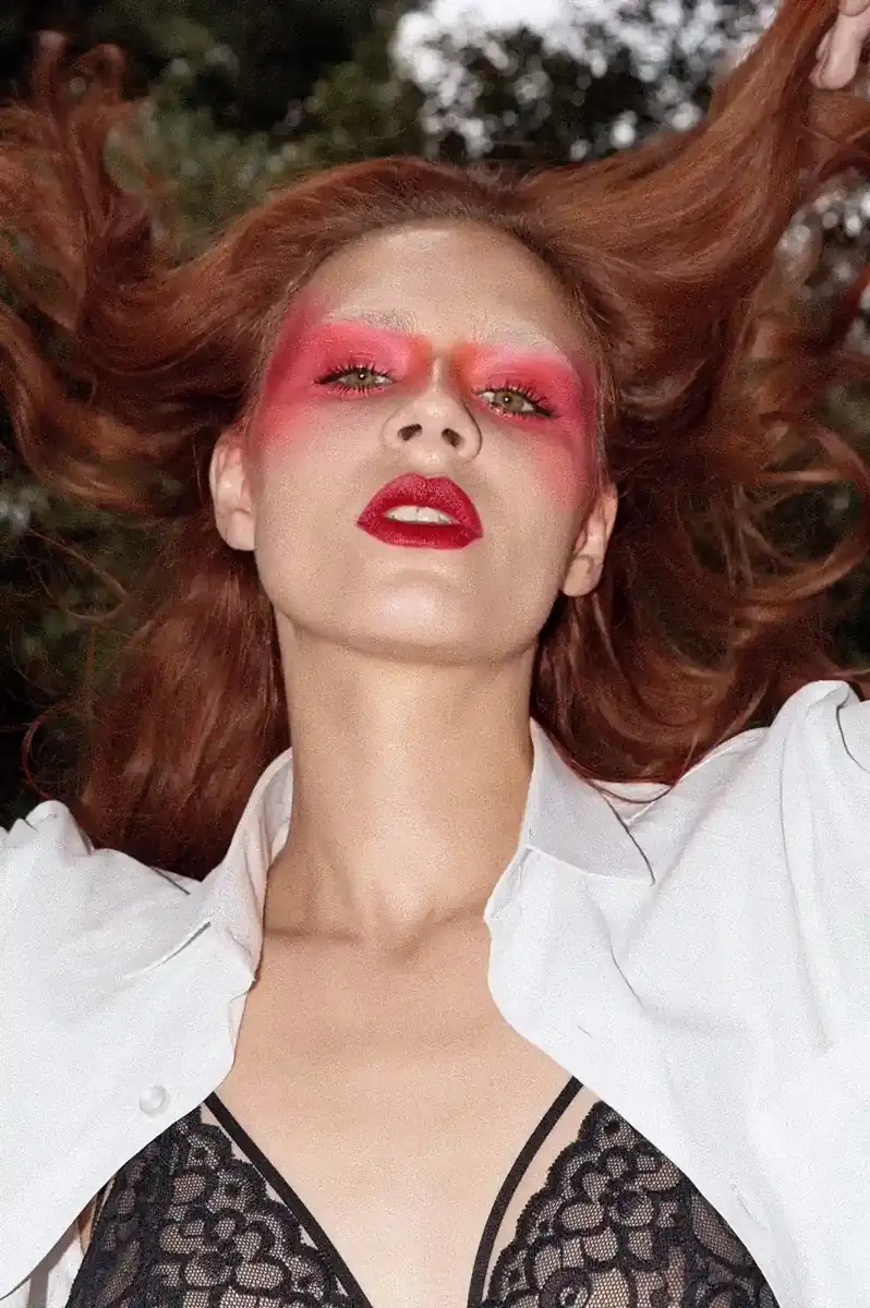 Fotografía beauty de una mujer de ojos verdes con maquilla de color rojo