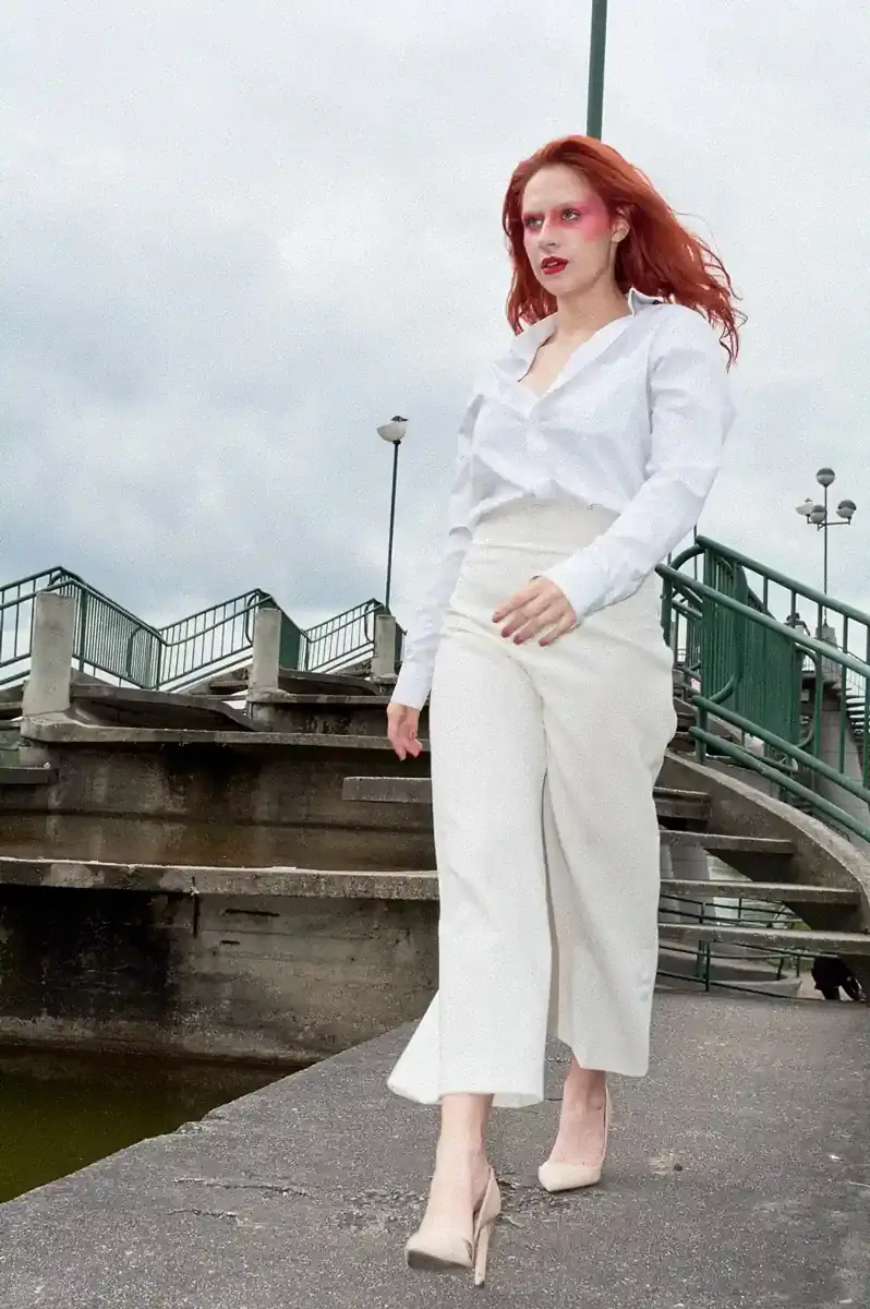 Fotografía editorial de una mujer conel cabello rojo, caminando por unas escaleras