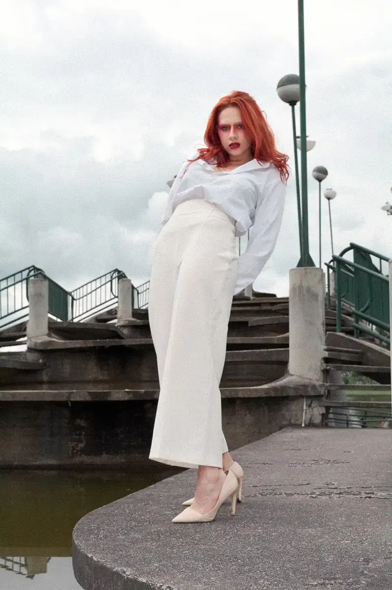Fotografía editorial de una mujer vestica con camisa y pantón de color beige