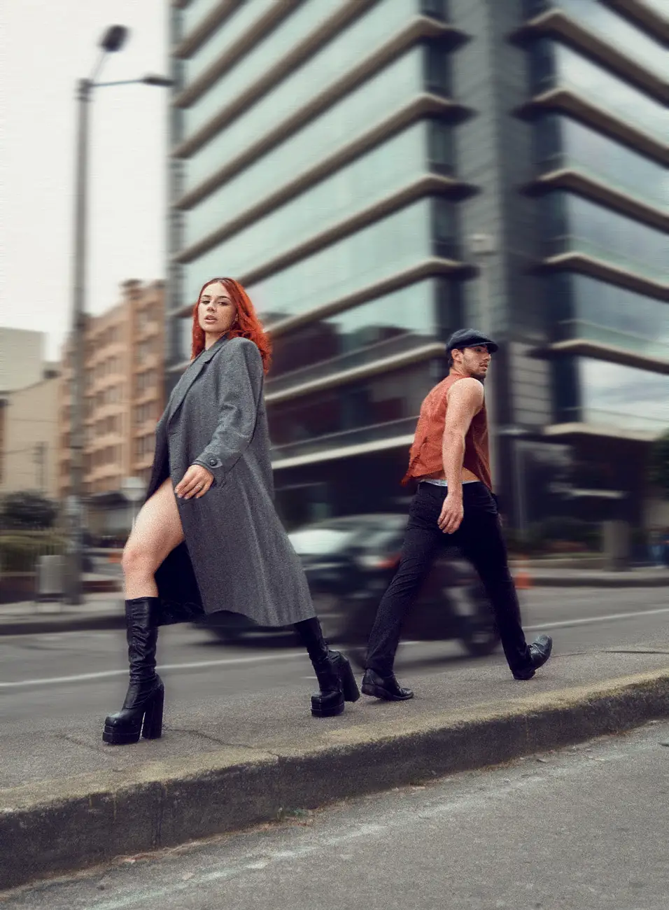 Fotografía de una mujer y un hombre separando sus caminos en mitad de la avenida