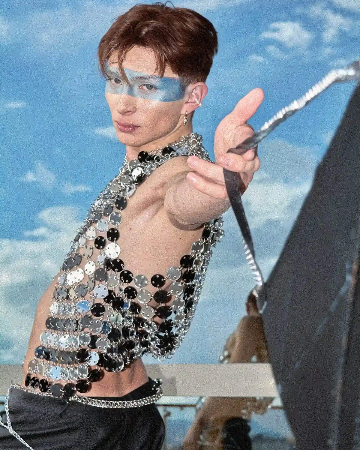 Fotografía editorial de un hombre lanzado un bolso a la cámara