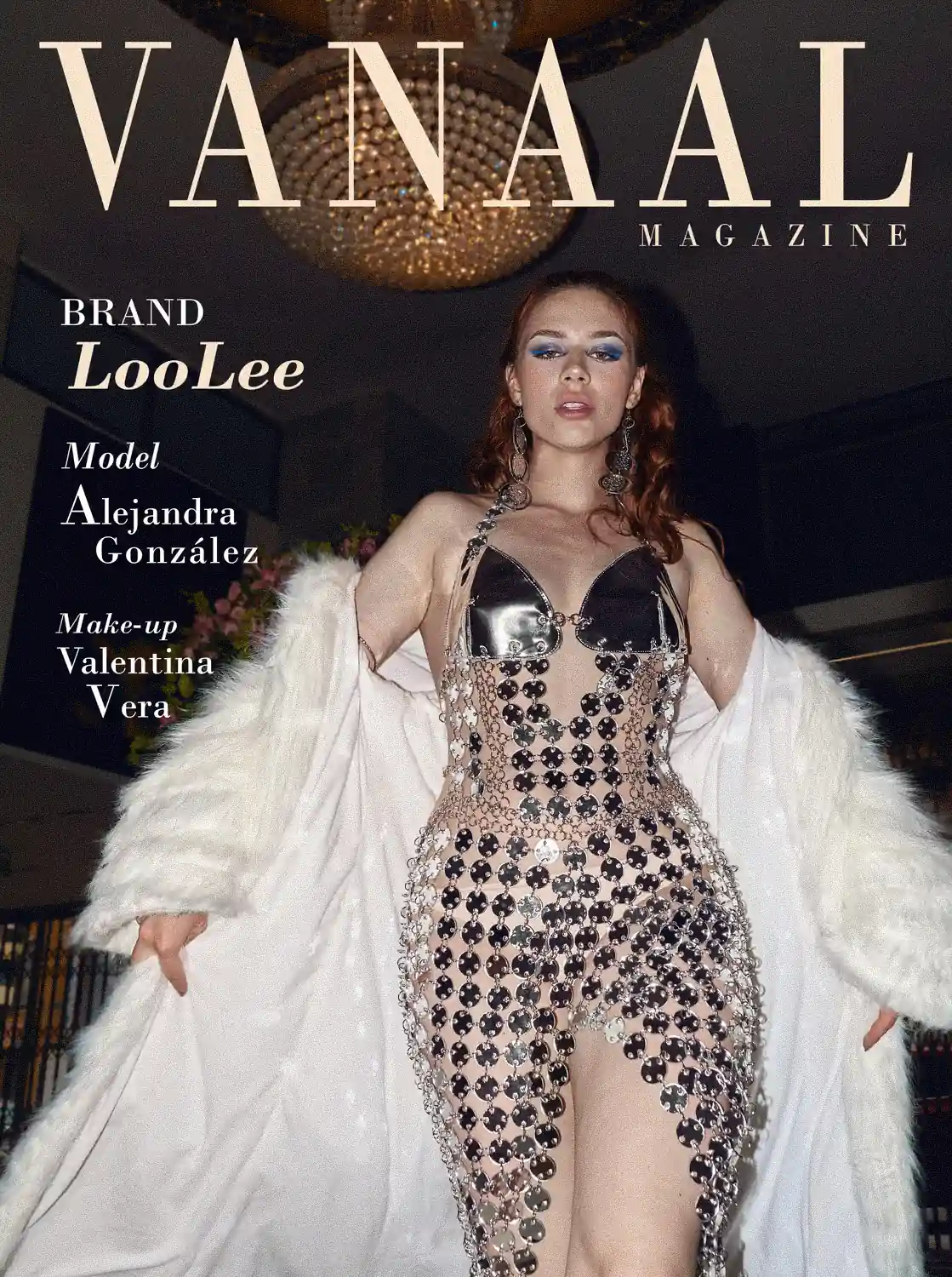 Fotografía editorial de una mujer con vestido de escamas plateadas y un gabán blanco peludo