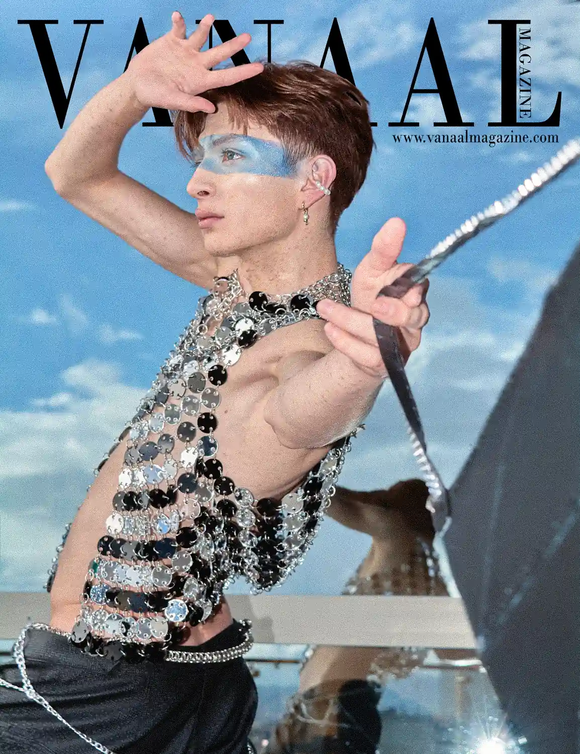 Fotografía editorial de un hombre mirando el horizonte y lanzado un bolso a la cámara