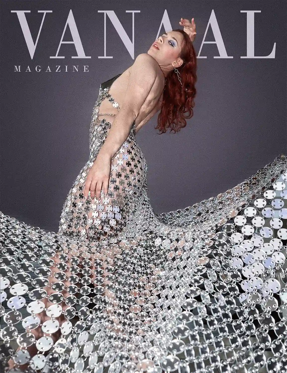 Fotografía editorial de una mujer con vestido de escamas plateadas, dando la espalda a la cámara