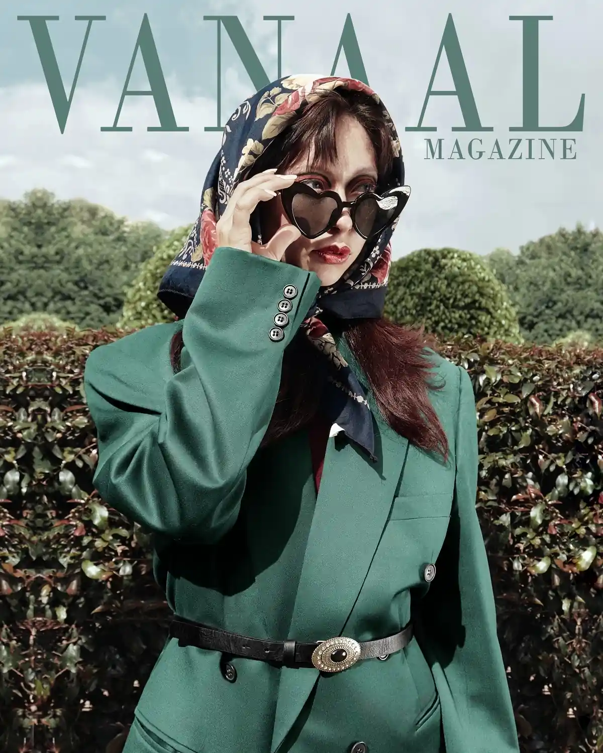 Fotografía editorial de una mujer con gafas en forma de corazón