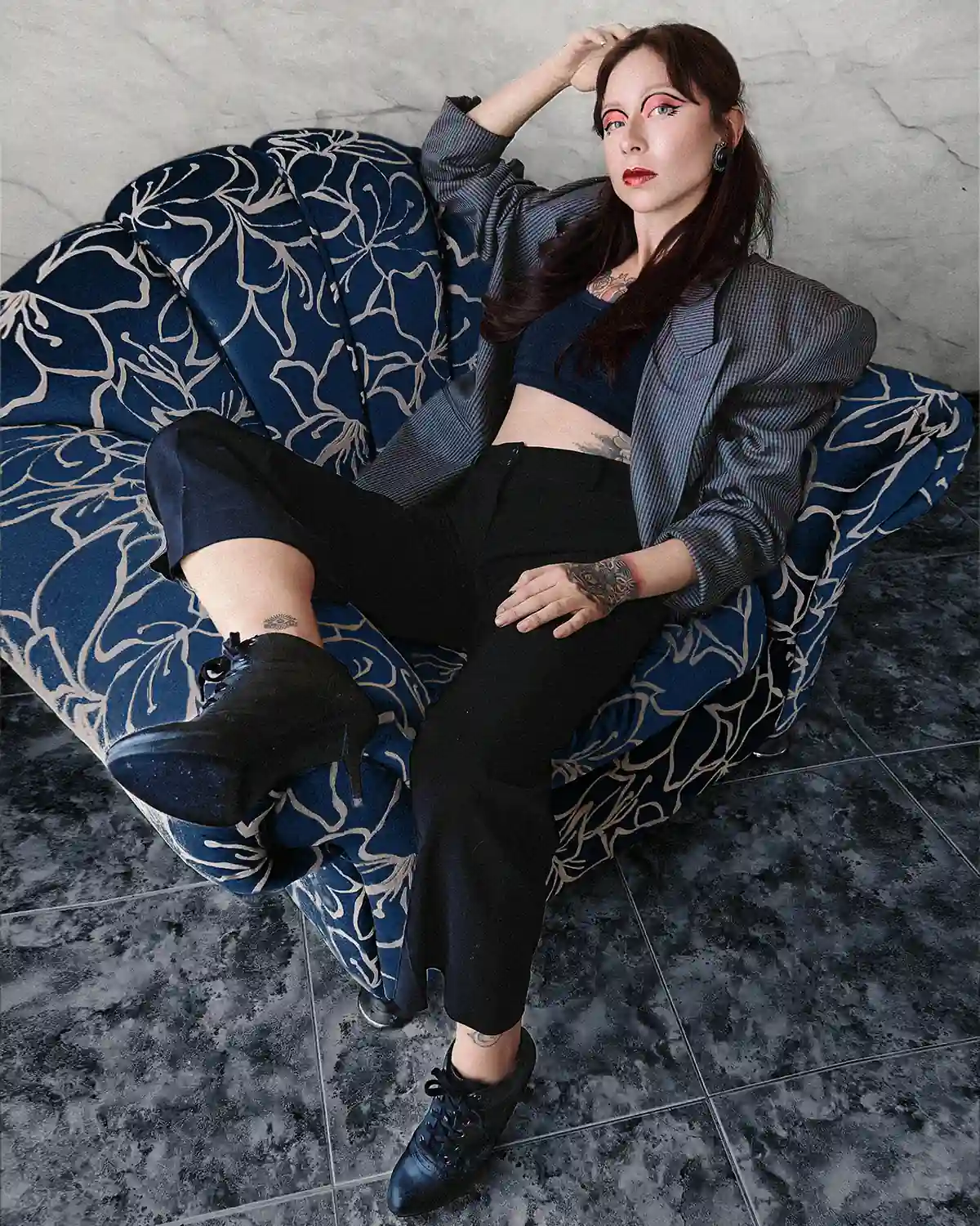 Fotografía editorial de una mujer sentada en una silla azul