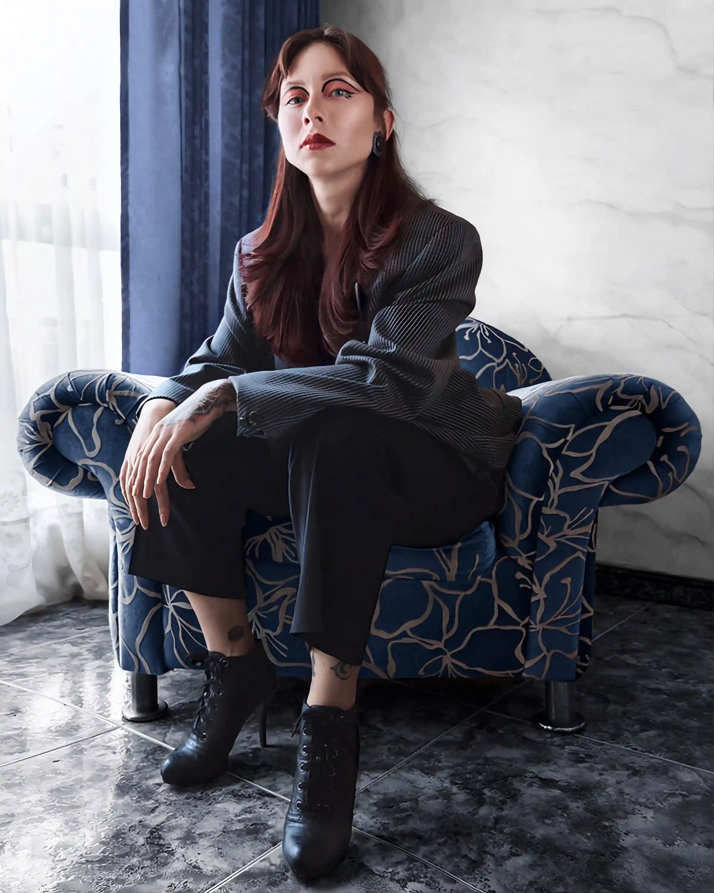 Fotografía editorial de una mujer sentanda con las manos en las rodillas