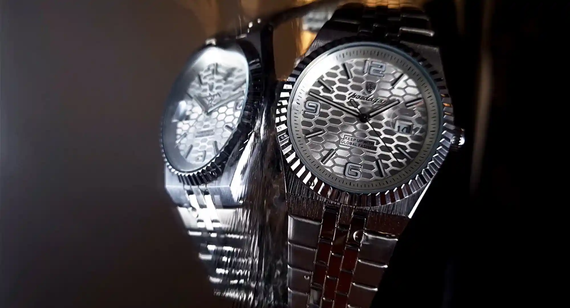 Fotografía de un perfume en agua de color verde