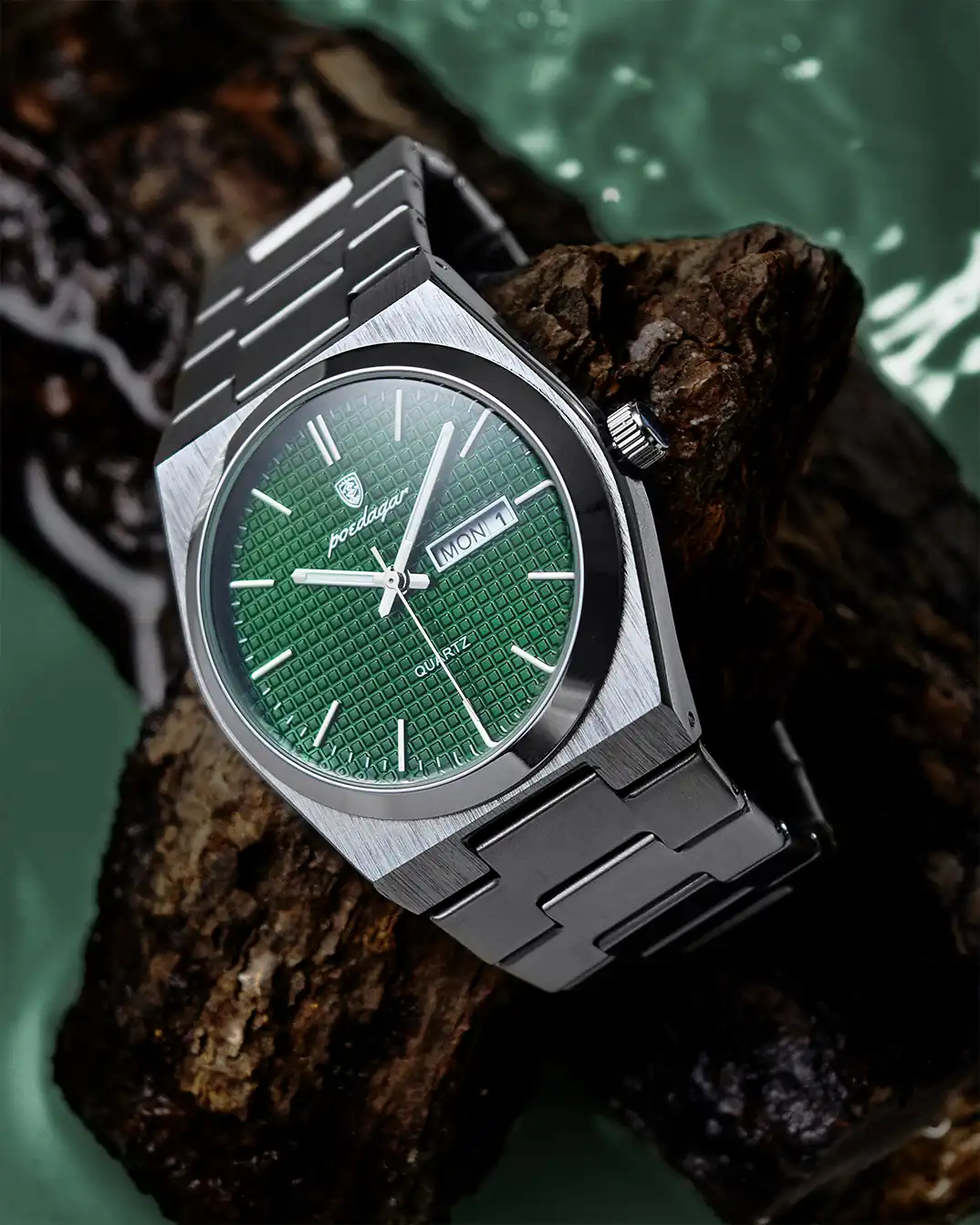 Fotografía de un reloj plateado con esfera verde, en un tronco de madera