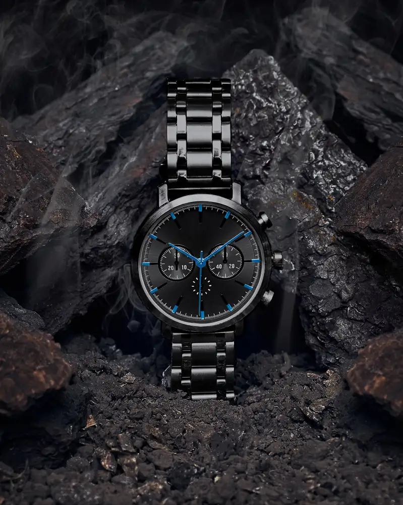 Fotografía de un reloj metálico de color negro con manecillas azules