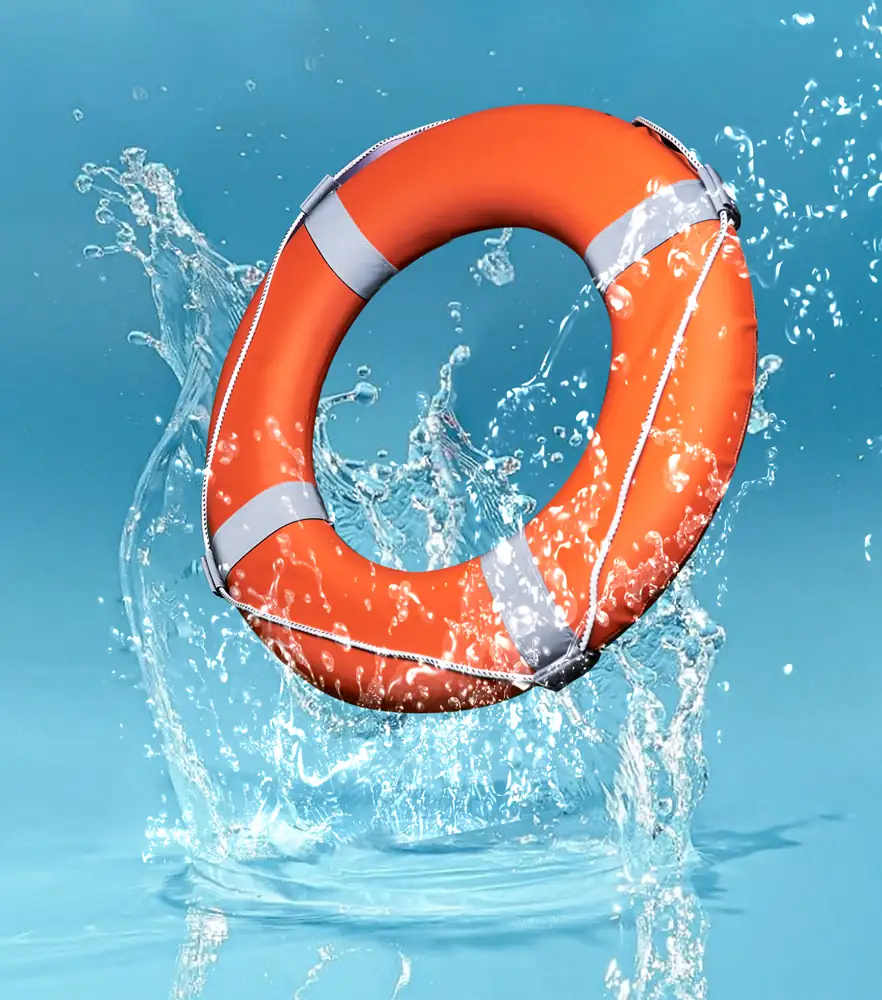 Fotografía de un flotador de redondo de color naranja, salpicado por agua