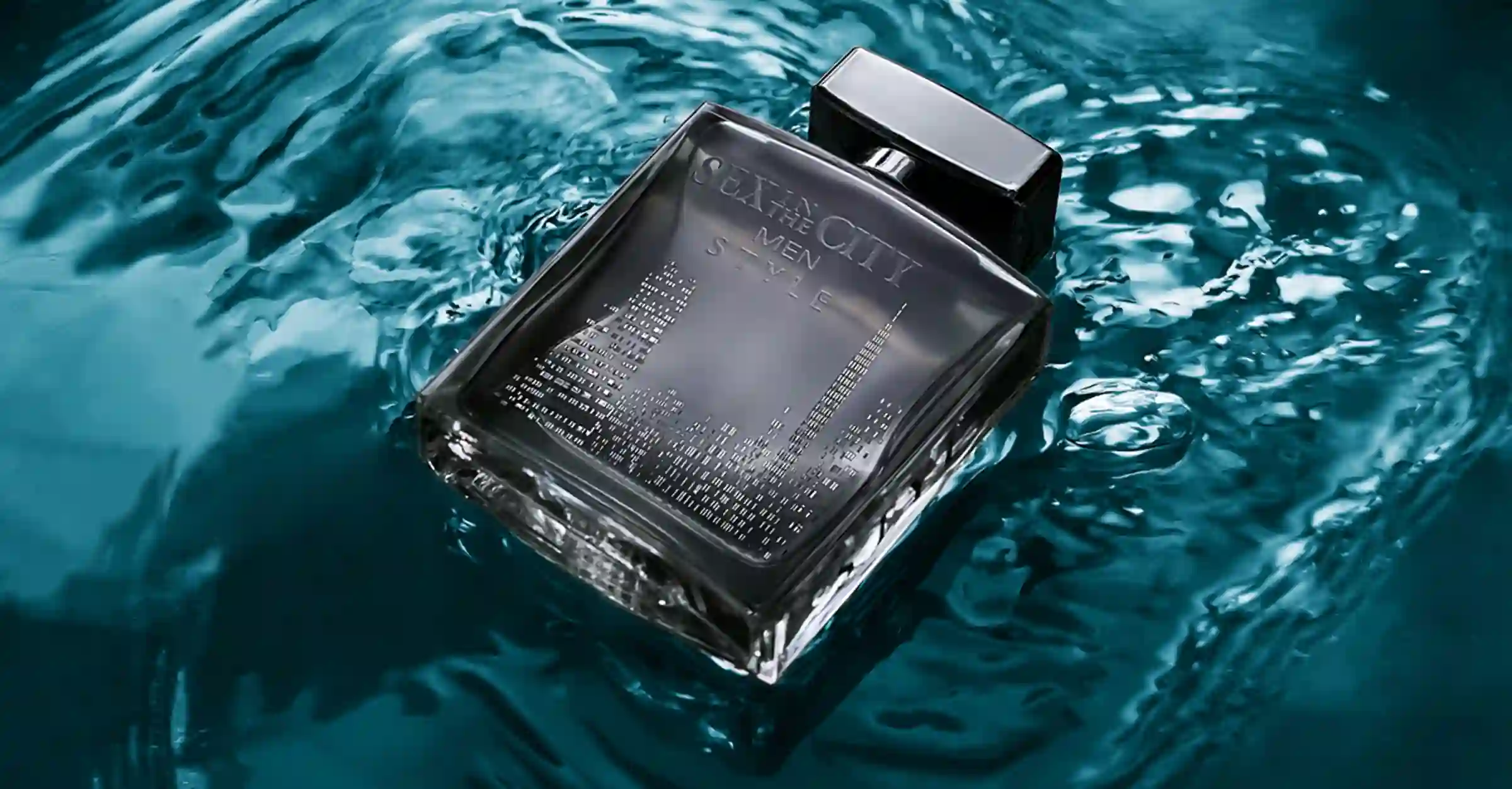 Fotografía de un perfume en agua de color verde